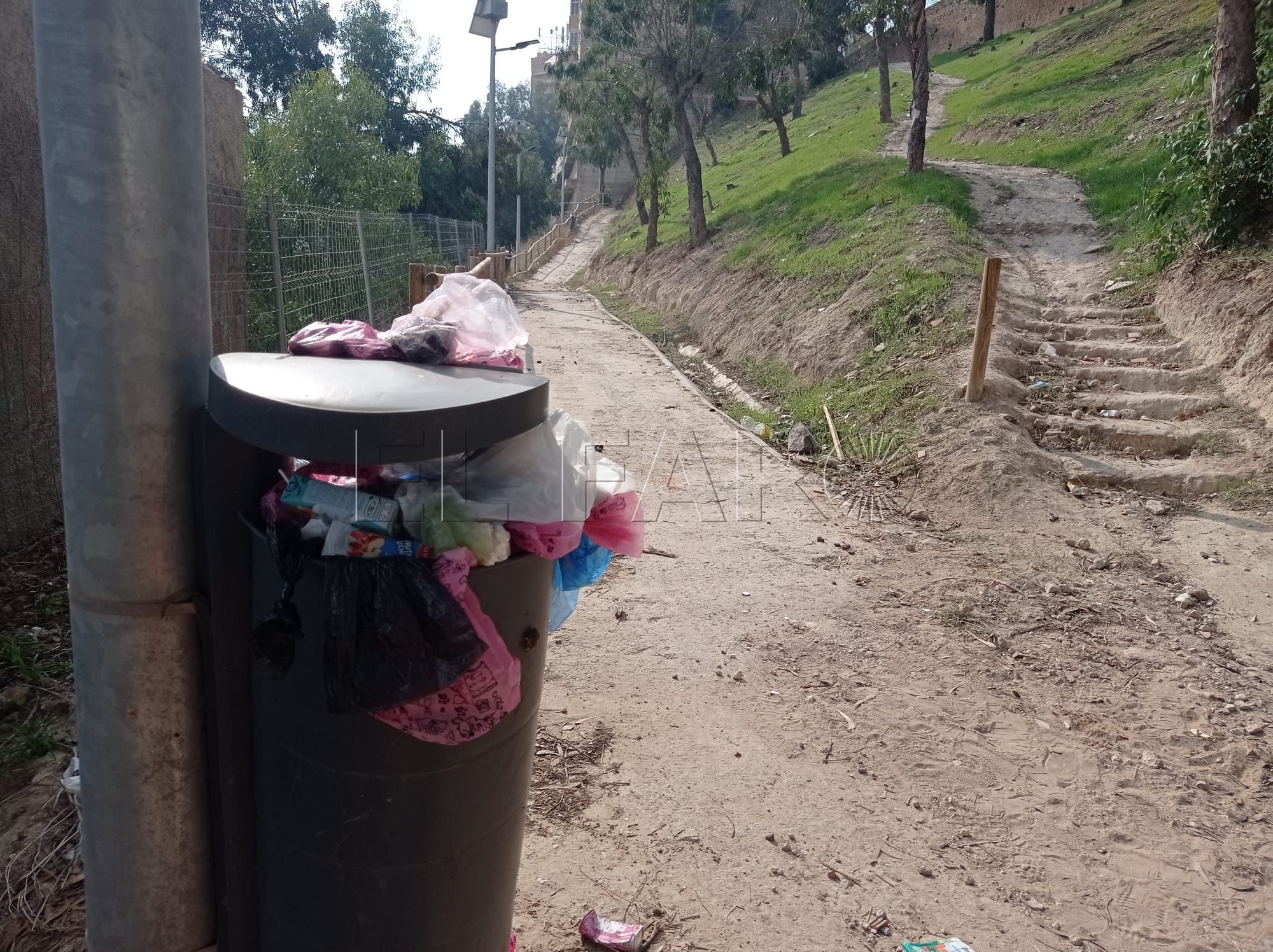 Denuncian problemas de recogida de basura en Falda Camellos en Melilla