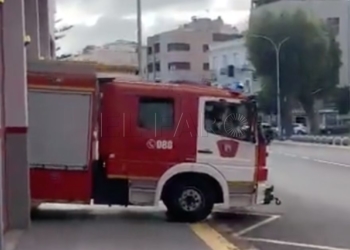 Bomberos de Melilla apagan un coche ardiendo frente a McDonald's