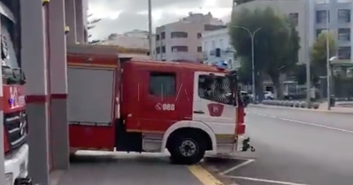 Bomberos de Melilla apagan un coche ardiendo frente a McDonald's