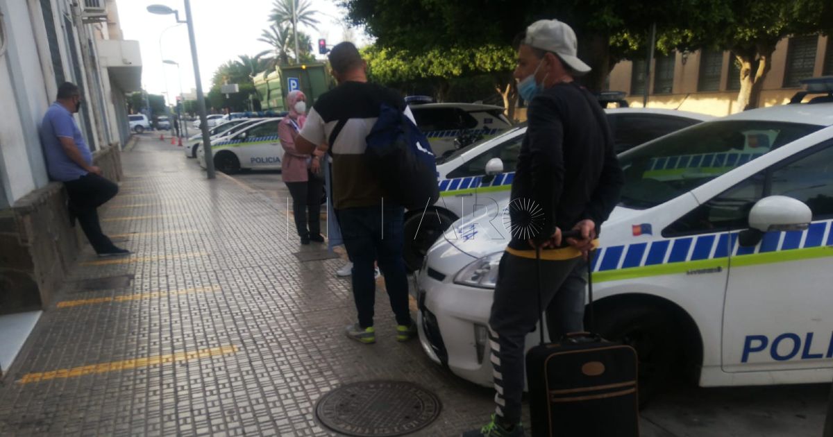 Colas para recoger coches que la grúa se llevó y no devuelve los fines de semana en Melilla