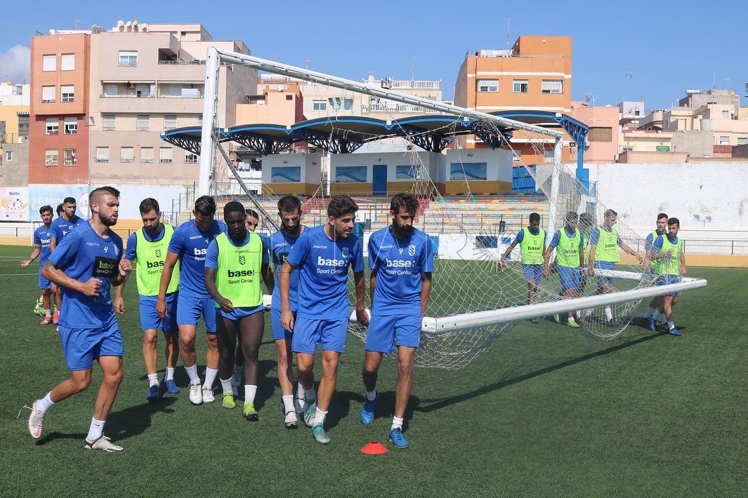 La plantilla del Melilla se ejercita en el campo de La Espiguera