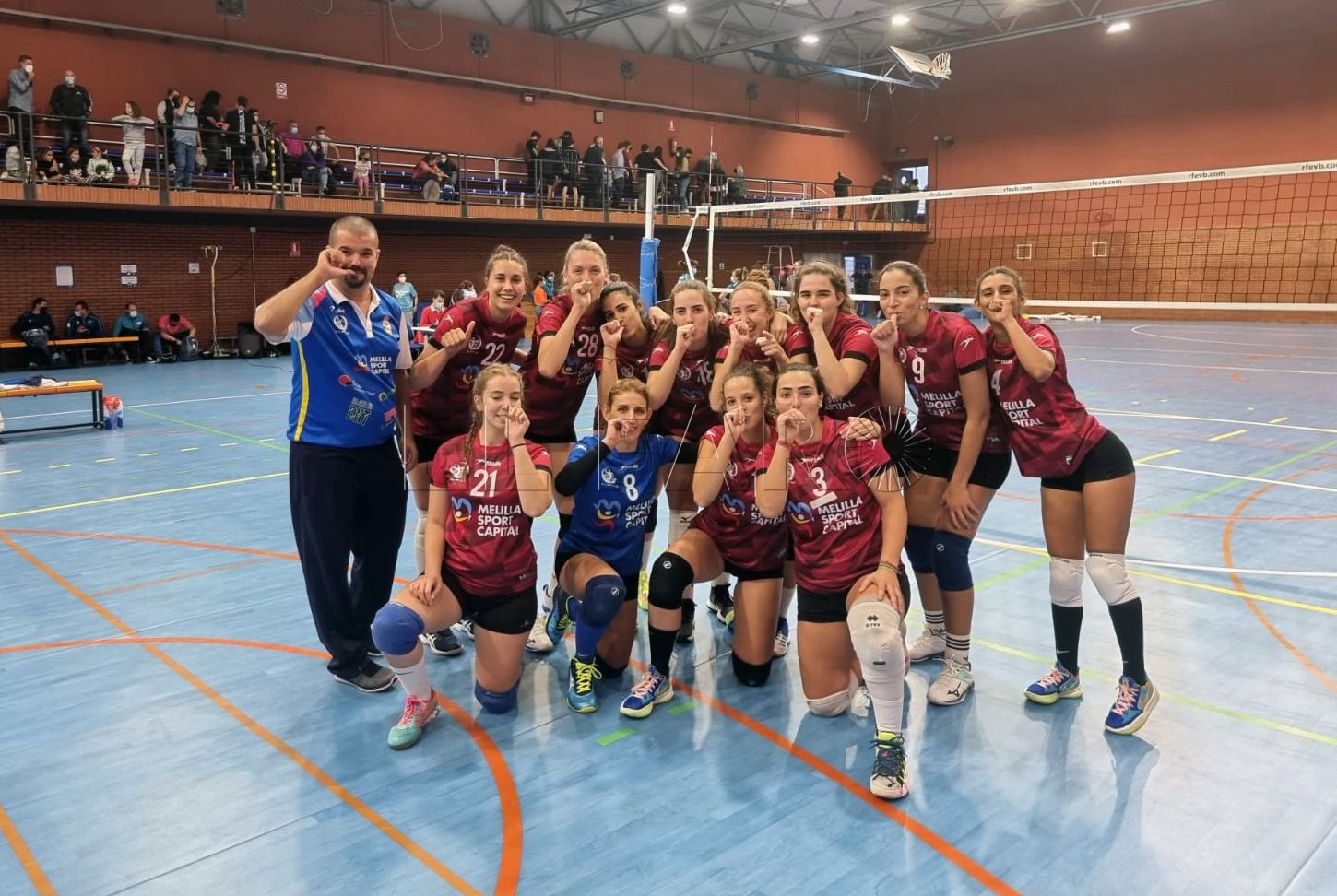 Golpe encima de la mesa de las chicas para optar al ascenso