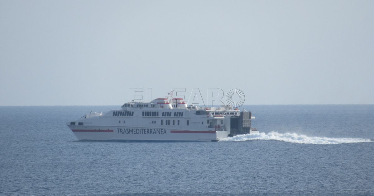 El barco de Melilla acelera hacia Málaga al reventarle hachís en el estómago a un pasajero