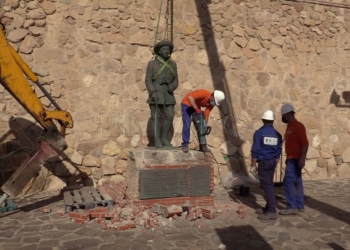 La falta de transparencia del Gobierno de Melilla en la retirada de la estatua del comandante Franco