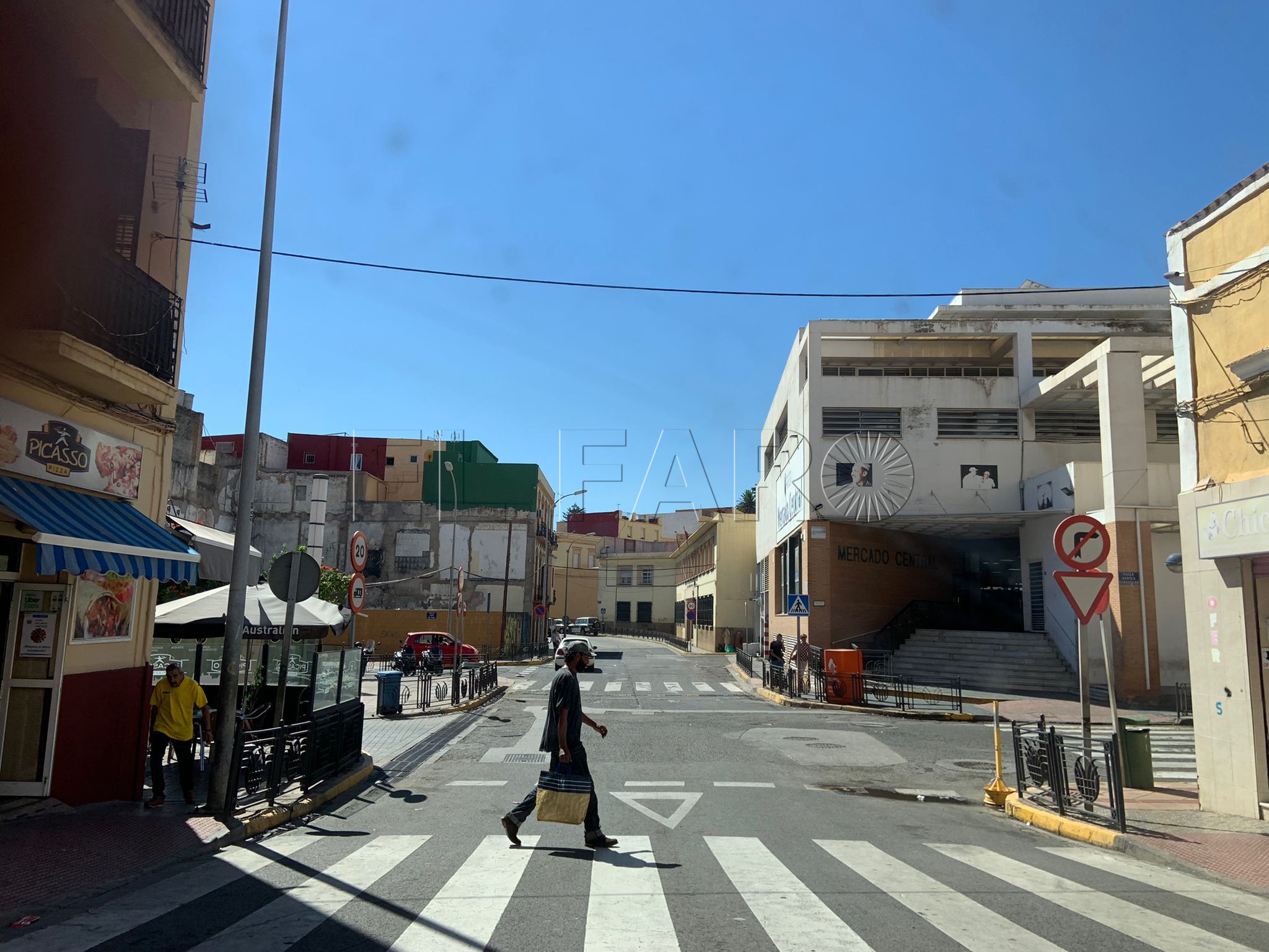 Vendedores y clientes notan el cierre de la frontera en los negocios del Rastro