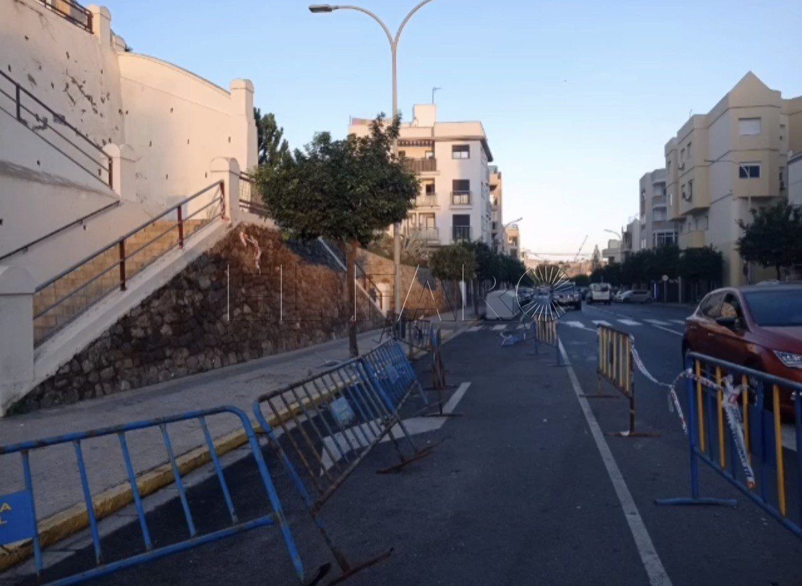 ¿Qué va a pasar con las vallas que llevan más de un mes en las calles General Pintos y Auxilio Social?