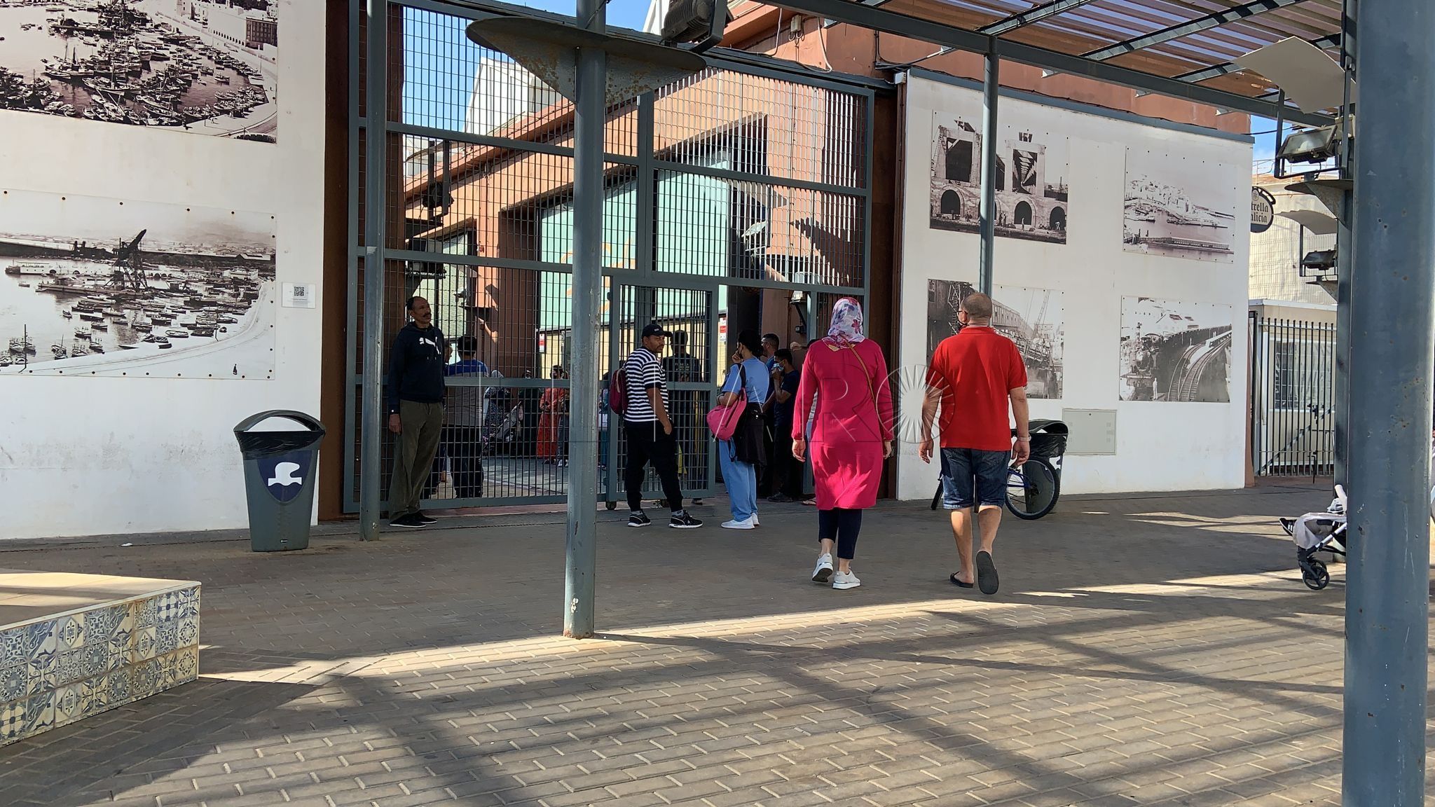 Colas en la oficina de la Comisión Islámica de Melilla con la esperanza de conseguir 'papeles'