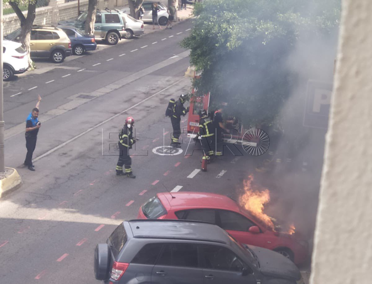 Arde un coche que derramaba combustible en la Avenida de la Democracia de Melilla
