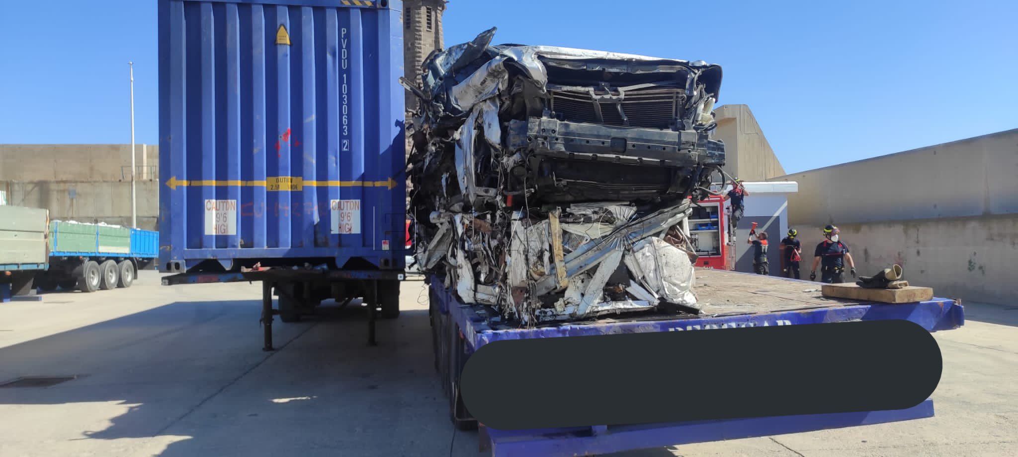 Salvan en el puerto de Melilla a una persona escondida en un camión de chatarra