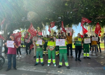 Los trabajadores del servicio de limpieza de Melilla protestan ante la Asamblea "por un salario digno"