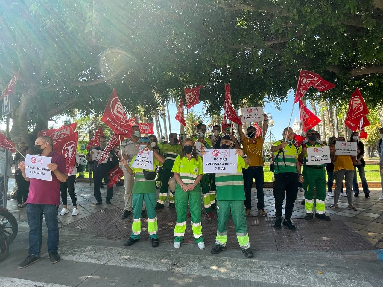 Los trabajadores del servicio de limpieza de Melilla protestan ante la Asamblea "por un salario digno"