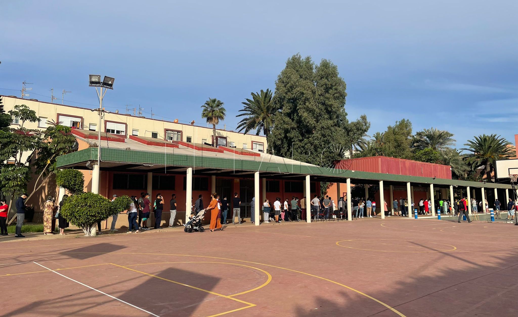 Largas colas en el Reina Victoria Eugenia para vacunarse contra el covid