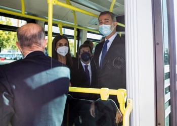 MADRID, 15/11/2021.- Los reyes de España, Felipe VI y Letizia, a bordo de un autobús eléctrico, acompañados por el alcalde de la capital, José Luis Martínez-Almeida (2d), hacen una parada en Atocha, mientras se dirigen a visitar las cocheras de la Empresa Municipal de Transportes (EMT) con motivo del 75 aniversario de la compañía, este lunes en Madrid. EFE/Rodrigo Jiménez