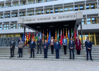 Foto de familia de los asistentes a la reunión mantenida el pasado lunes, con la presencia del consejero melillense, Rachid Bussian.