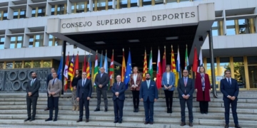 Foto de familia de los asistentes a la reunión mantenida el pasado lunes, con la presencia del consejero melillense, Rachid Bussian.