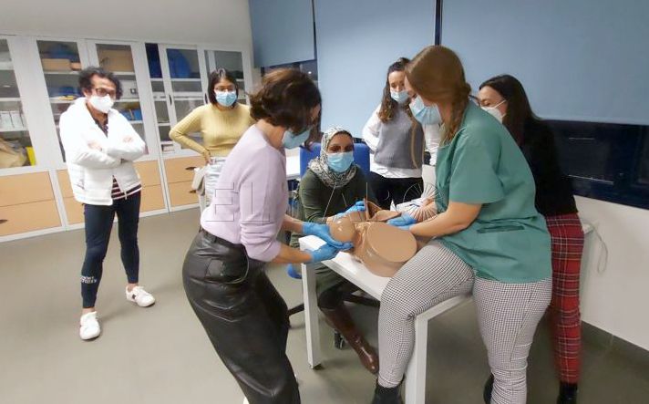 Forman a las matronas de Melilla en el parto distócico