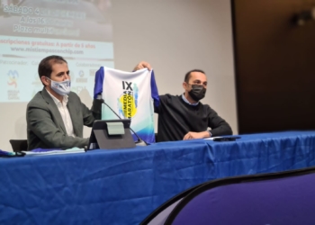 Rachid Bussian y Mohamed Ahmed, muestran la camiseta conmemorativa.