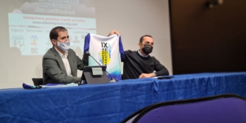 Rachid Bussian y Mohamed Ahmed, muestran la camiseta conmemorativa.