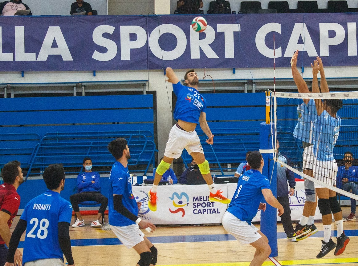 Javi Monfort en acción durante uno de los encuentros disputados por el Melilla Sport Capital Voleibol.