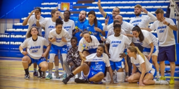 Las jugadoras y el cuerpo técnico de la escuadra colegial portando una camiseta de apoyo a la jugadora lesionada.