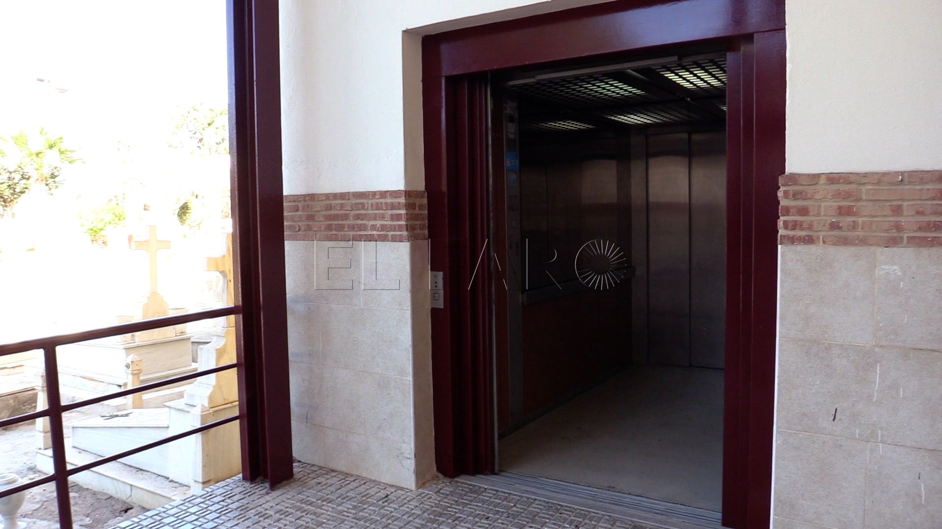 Los bomberos de Melilla rescatan a una persona en el ascensor de La Purísima tras un corte de electricidad