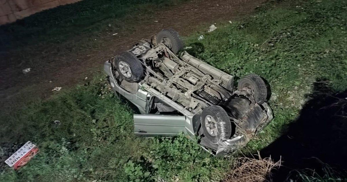 Herida leve tras volcar su vehículo en el cauce de Arroyo Mezquita