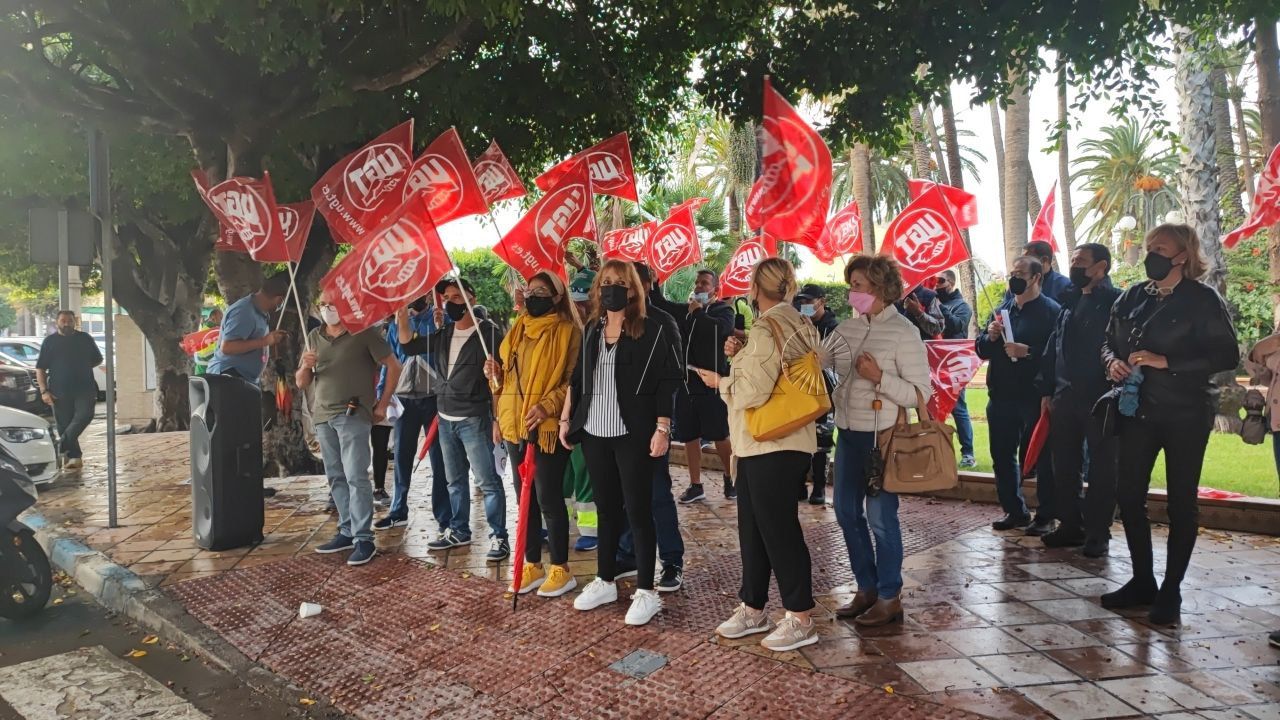 Protesta de UGT frente a la Asamblea de Melilla por los contratos de los trabajadores de la limpieza urbana