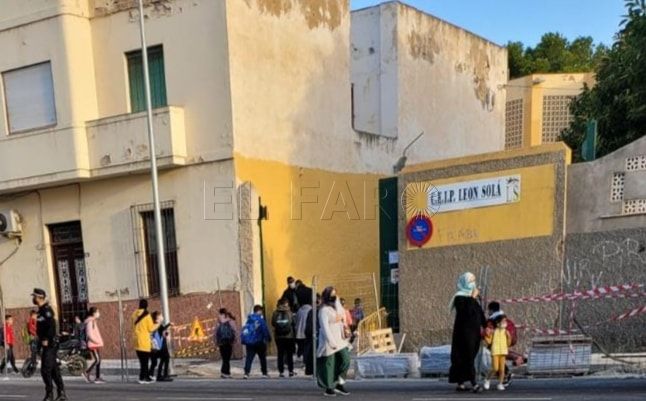 La Policía Local atiende a las peticiones de los padres del León Solá de regular el tráfico en la entrada del colegio