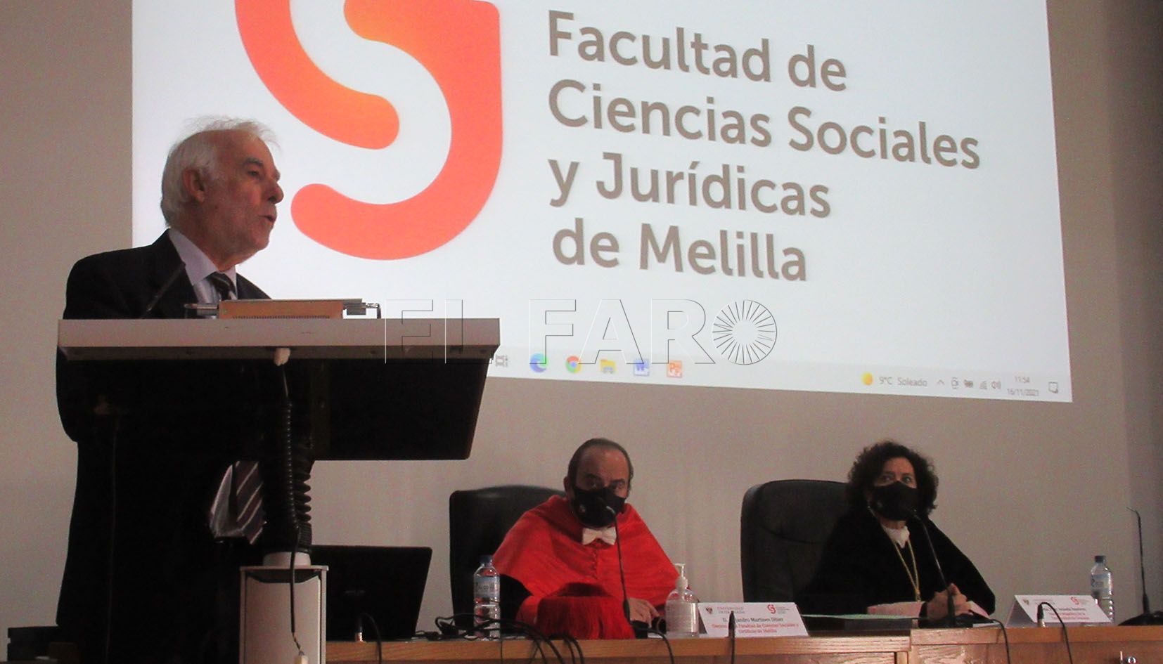 La Facultad de Ciencias Sociales entrega su medalla a las decanas de Ciencias de la Salud y Educación de la UGR