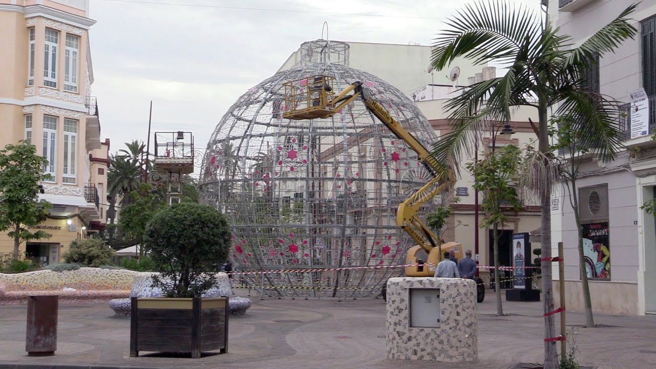 Ya está lista la bola de Navidad en Melilla a un mes de las fiestas