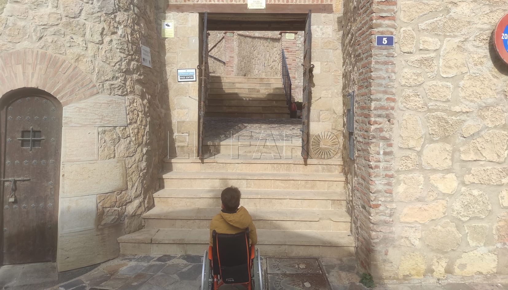 La visita a un museo o la piscina es “una odisea” para un niño en silla de ruedas en Melilla