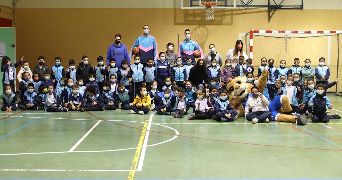 Los jugadores del Melilla Sport Capital Dedovic y Gorgemans visitan el CEIP Anselmo Pardo