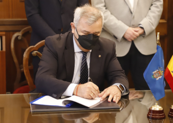 Diego Martínez, presidente de la RFMF, firmando un acuerdo con la Ciudad Autónoma de Melilla.