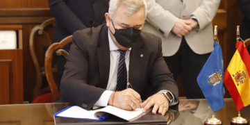 Diego Martínez, presidente de la RFMF, firmando un acuerdo con la Ciudad Autónoma de Melilla.