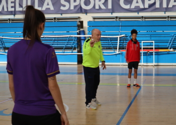 Maca, entrenador de la escuadra melillense, da instrucciones durante uno de los entrenamientos del equipo.