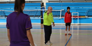 Maca, entrenador de la escuadra melillense, da instrucciones durante uno de los entrenamientos del equipo.