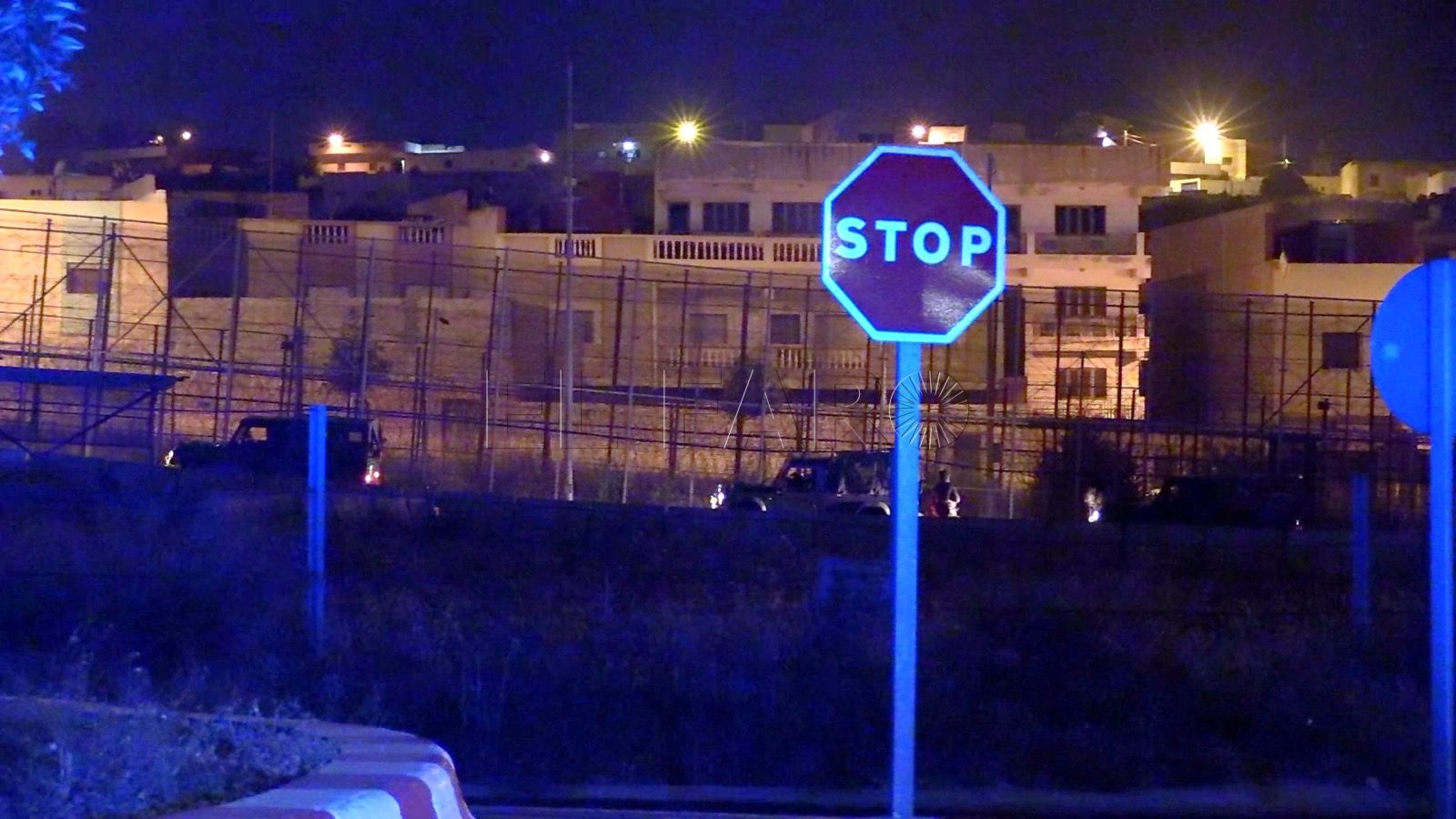 Trece agentes de la Guardia Civil heridos en un nuevo intento de salto masivo a la valla de Melilla