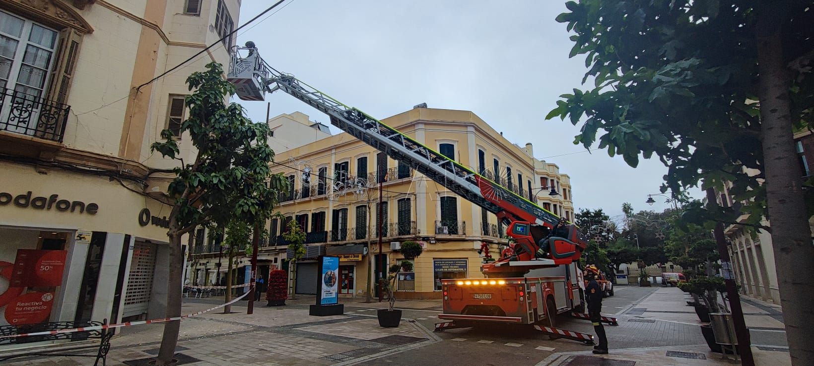 Caen cascotes de un edificio en la calle Chacel de Melilla