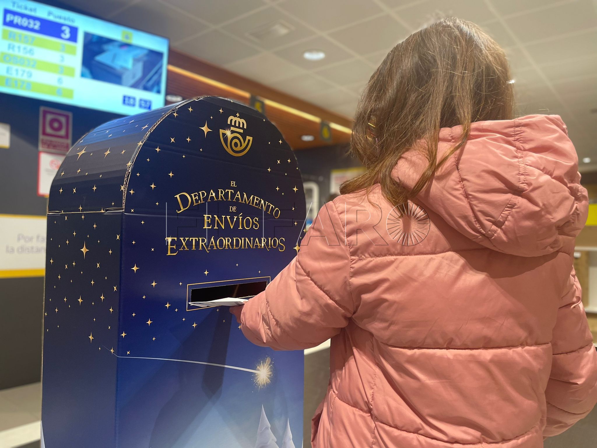 Correos instala el buzón especial en Melilla para las cartas a Papá Noel y a los Reyes Magos