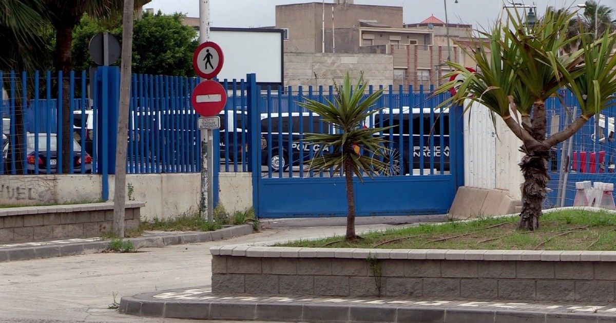 Frontera y aduana comercial abiertas