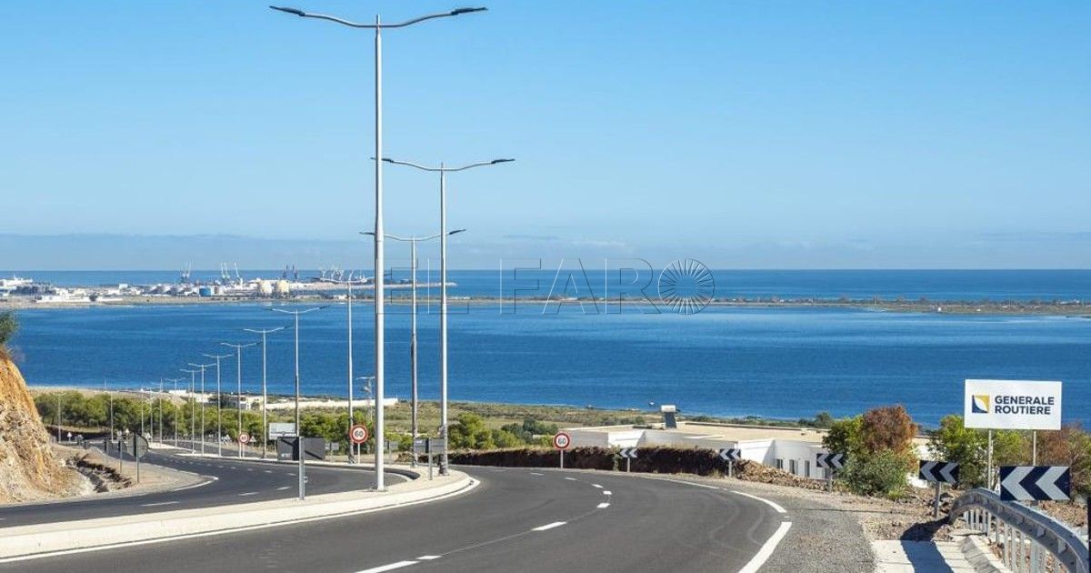 Centro comercial de lujo a la entrada de Nador