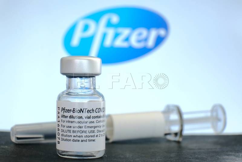 Pfizer asegura que un ciclo de tres dosis de la vacuna BioNTech neutralizan Omicron