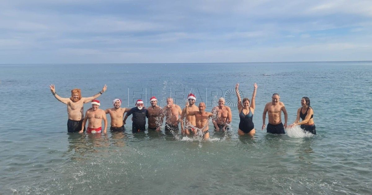 Melillenses celebran la Navidad con un baño fresquito en la playa