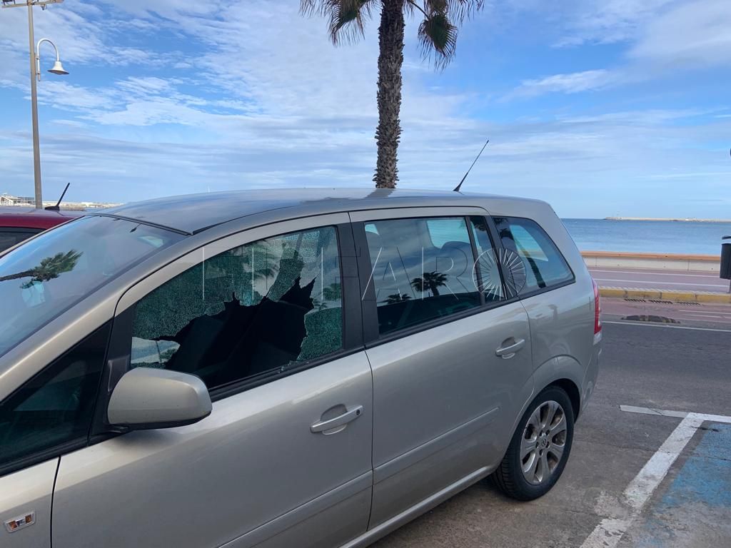 Destrozan lunas y ventanillas de 5 coches estacionados en el Paseo Marítimo