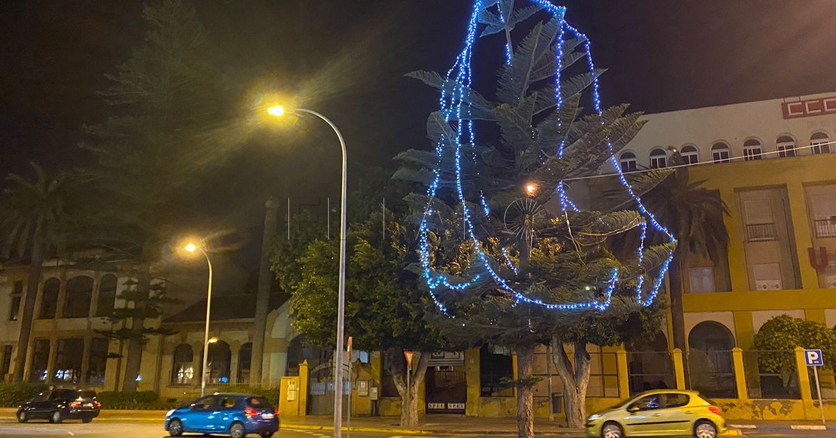 Infraestructuras cumple con la ilusión de una anciana e ilumina el árbol de San Francisco Javier