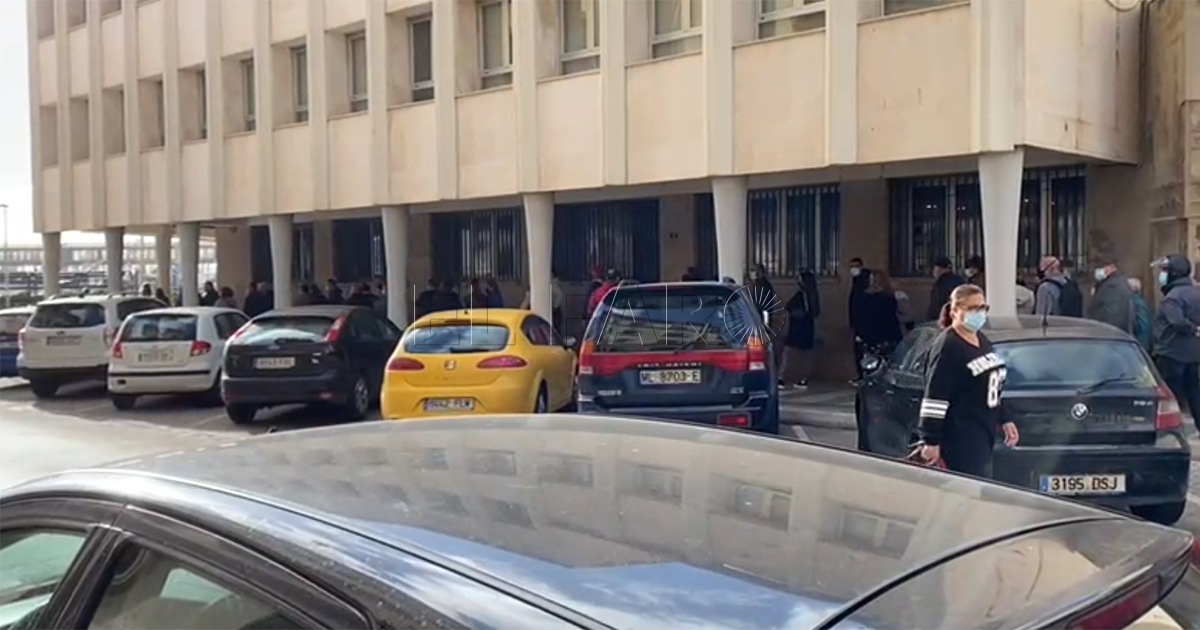 Larga cola para sacarse el pasaporte covid en Melilla