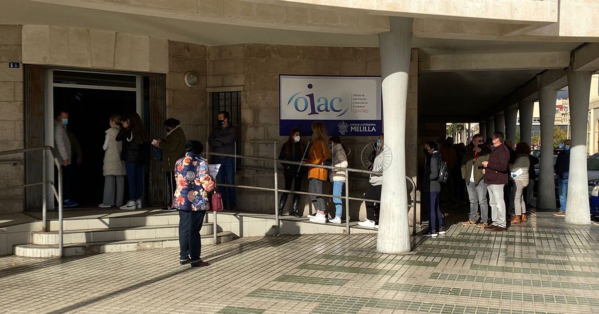 El PP denuncia "las colas de la vergüenza" para tramitar el pasaporte covid