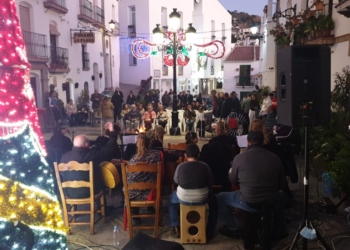 La Escuela de Flamenco de Melilla lleva alegría a Canillas de Albaida con una zambombá navideña