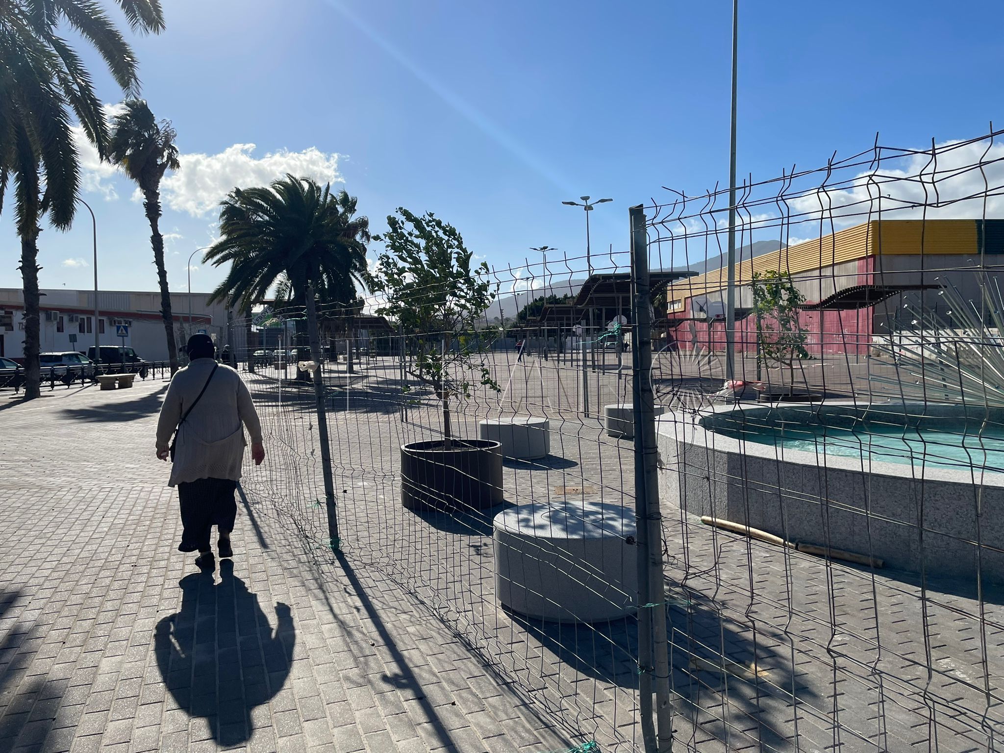 El viento impide que comerciantes del mercadillo del Sepes de Melilla monten sus puestos