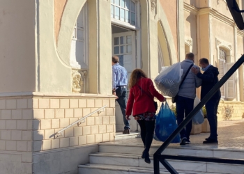 Entregan regalos de Navidad a los mayores del Centro Asistencial de Melilla